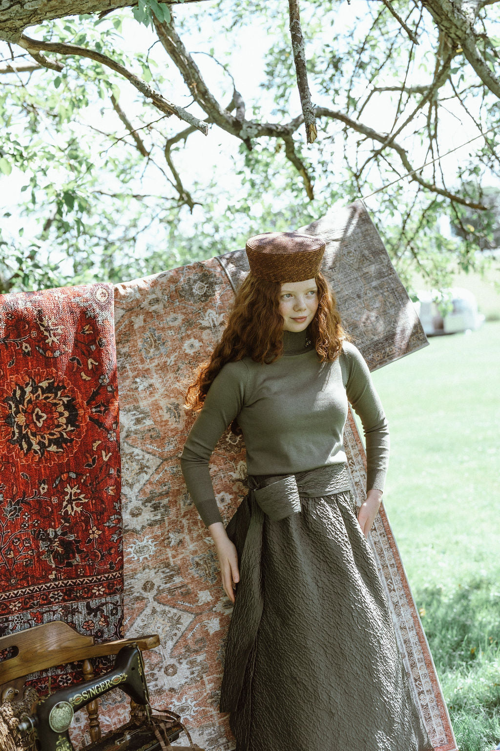 G972-GN - TURTLENECK WITH BROOCH