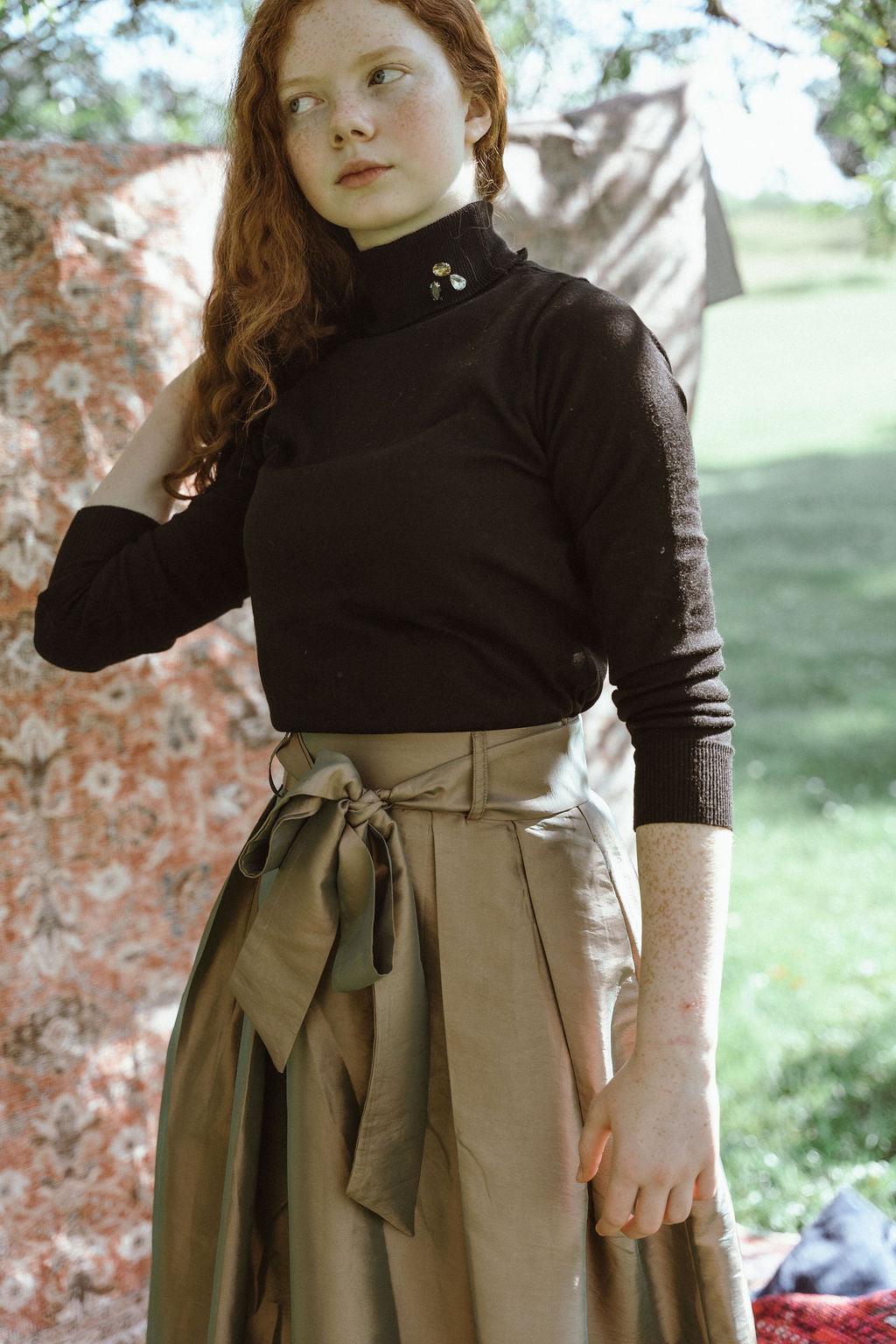 G972-BK - TURTLENECK WITH BROOCH