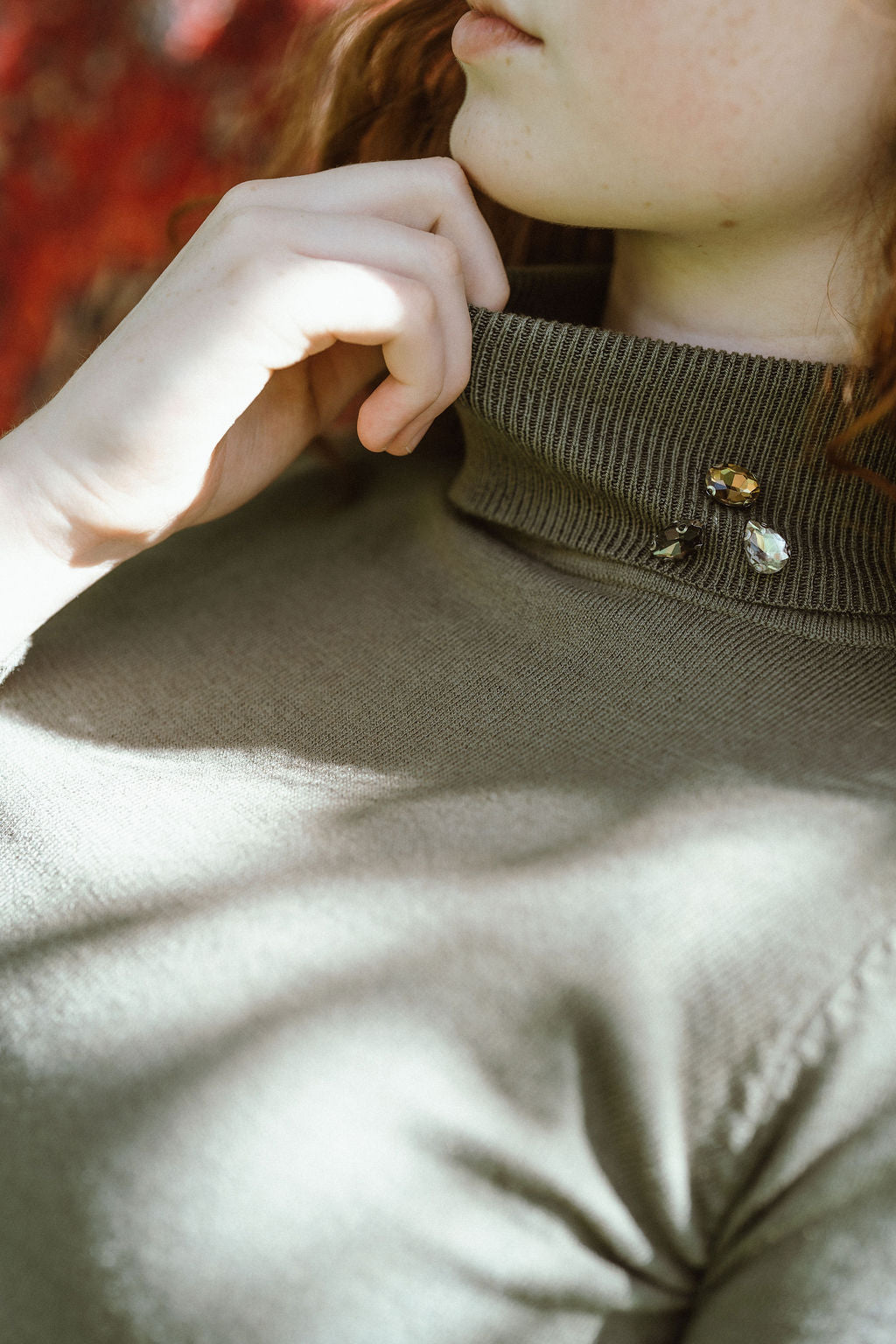 G972-GY - TURTLENECK WITH BROOCH