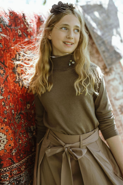 G972-TA - TURTLENECK WITH BROOCH